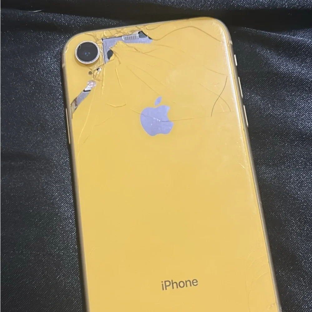 iPhone XR (Unlocked) – Works Perfectly – Cracked Screen & Back